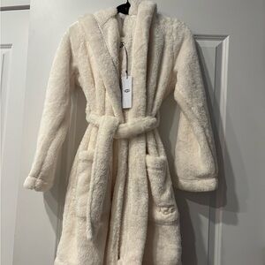 UGG Aarti NWT sz medium perfect xmas gift! Soft Cream Plush Robe